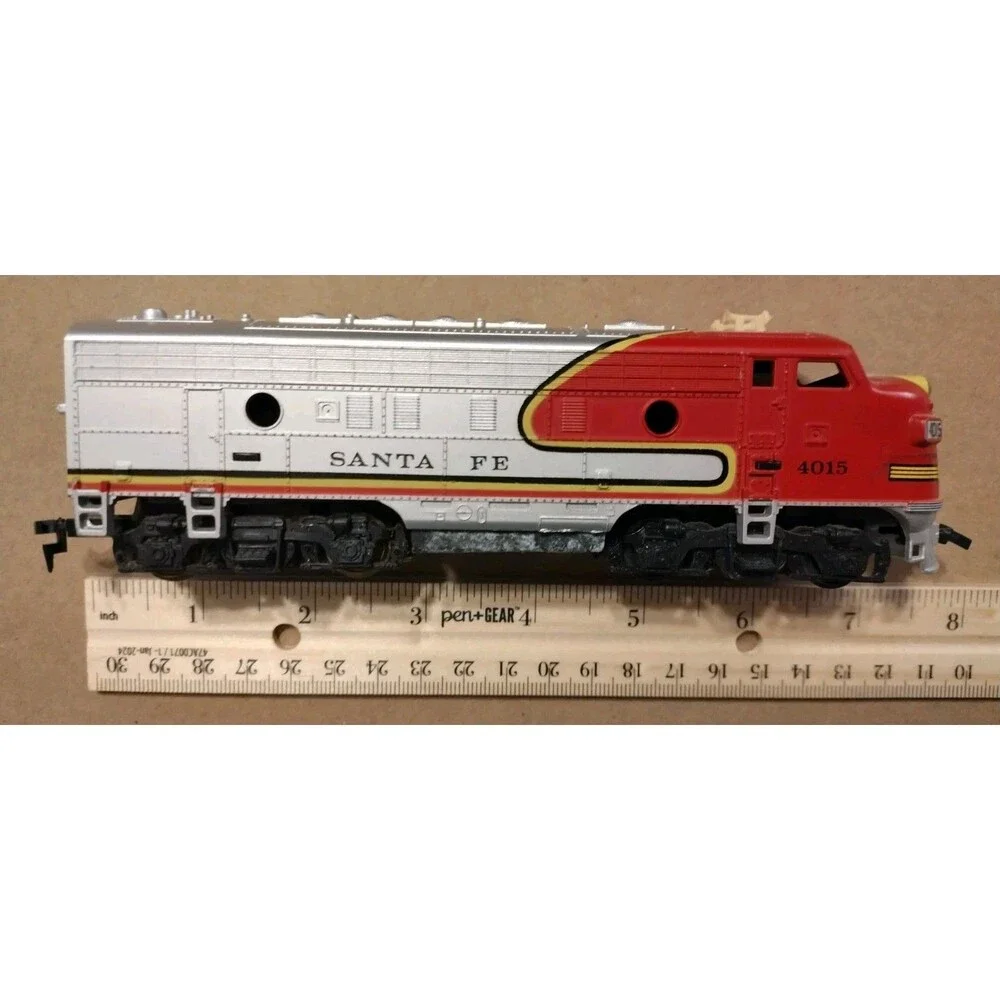 Lot Of 2 Tyco Santa Fe Hong Kong HO Train Items Engine Crane Vintage Toy Track